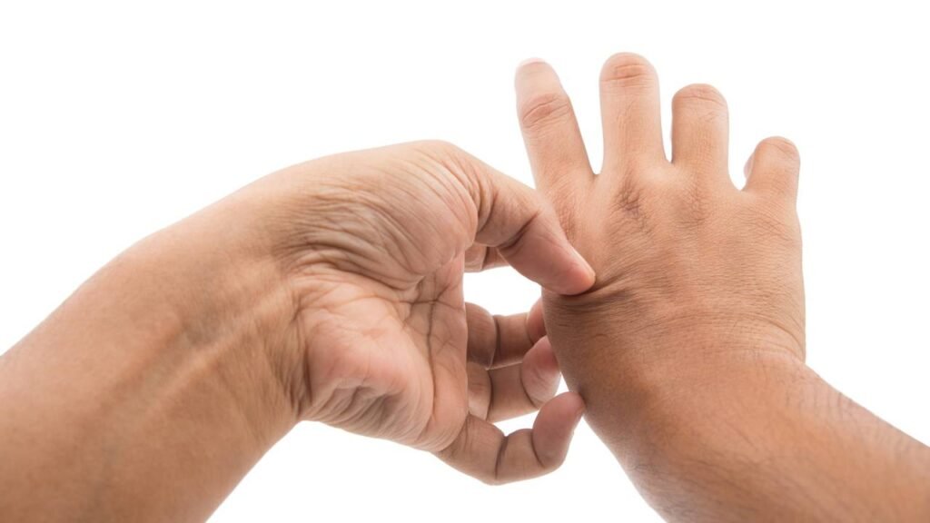 O que significa sentir coceira apenas na mão esquerda