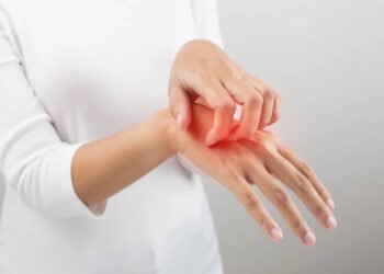 O que significa sentir coceira apenas na mão esquerda