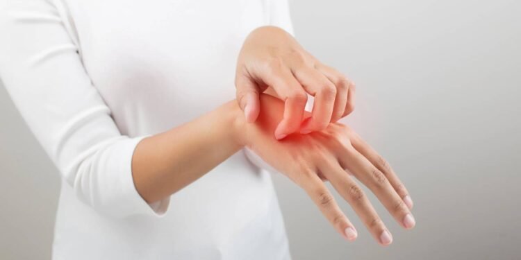 O que significa sentir coceira apenas na mão esquerda