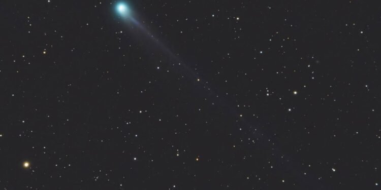 O novo cometa Lemmon pode brilhar o suficiente para ser visto a olho nu em outubro