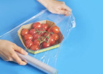 Este truque genial com plástico filme torna o preparo das refeições muito mais rápido