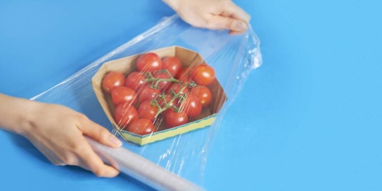 Este truque genial com plástico filme torna o preparo das refeições muito mais rápido