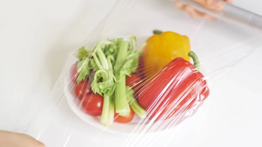 Este truque genial com plástico filme torna o preparo das refeições muito mais rápido