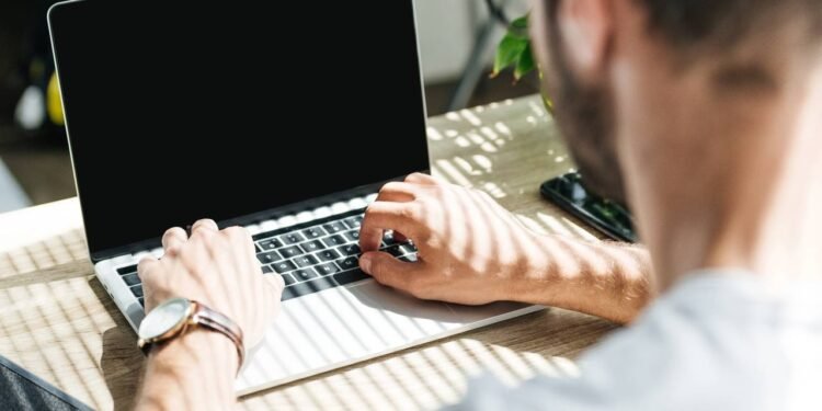 Dor nas costas é o menor dos problemas para quem passa o dia sentado