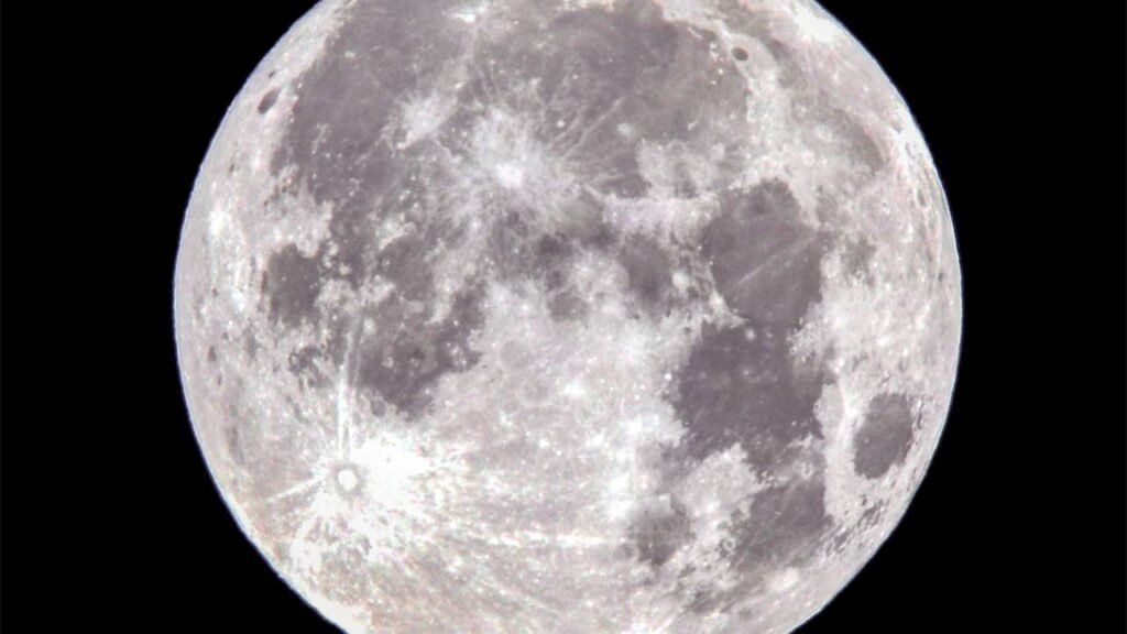 Há algo realmente estranho na maior cratera da Lua