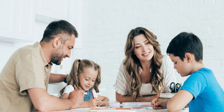 Família - Créditos: depositphotos.com / EdZbarzhyvetsky