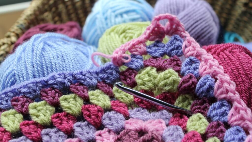 Peça de crochê usando apenas fio e agulha para decorar sua mesa