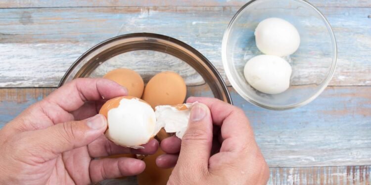 O truque para descascar ovos cozidos sem quebrá-los