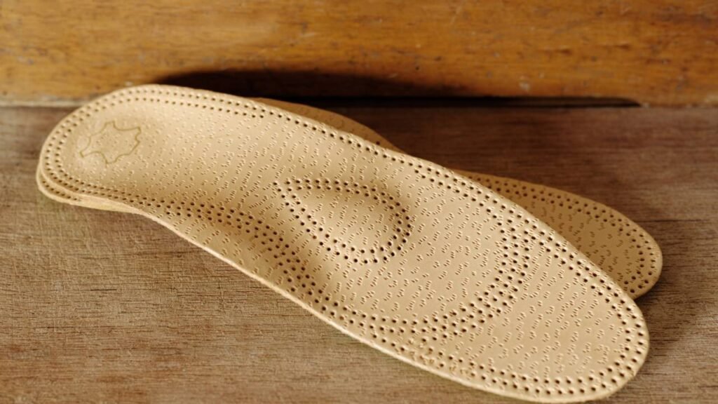 Dor no calcanhar pode ter alívio rápido com palmilhas e alongamentos certos