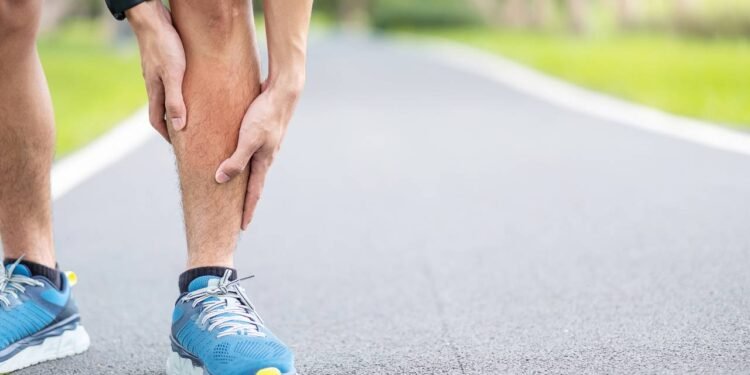 Quem treina muito e ignora esse cuidado acaba com dor na canela e semanas parado