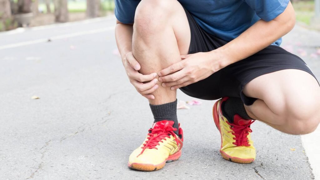 Quem treina muito e ignora esse cuidado acaba com dor na canela e semanas parado