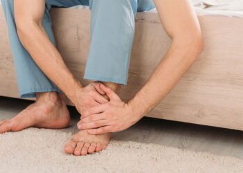 Dor no calcanhar ao acordar melhora rápido com esse cuidado simples e fácil de aplicar