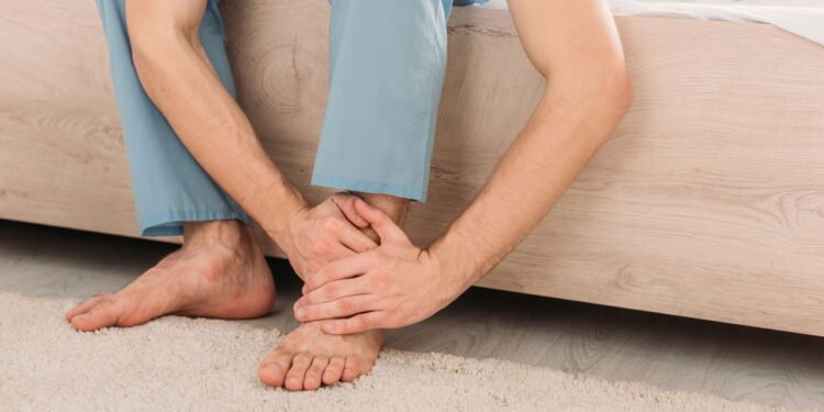 Dor no calcanhar ao acordar melhora rápido com esse cuidado simples e fácil de aplicar