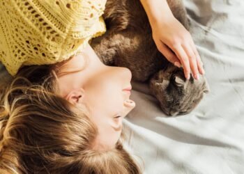 Dormir com seu animal de estimação: 7 maneiras de entender esse comportamento, segundo a psicologia