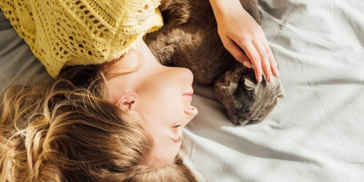 Dormir com seu animal de estimação: 7 maneiras de entender esse comportamento, segundo a psicologia