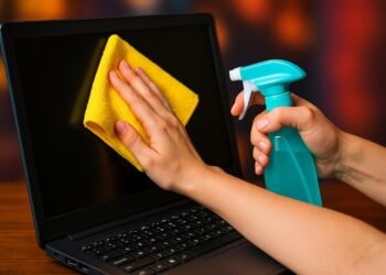 Como limpar a tela do notebook com um truque caseiro e sem danificá-lo