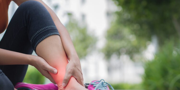 Essa técnica simples com gelo e elevação ajuda a reduzir dor e inchaço no tornozelo