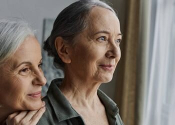 A melhor rotina de banho para idosos acima dos 70 anos