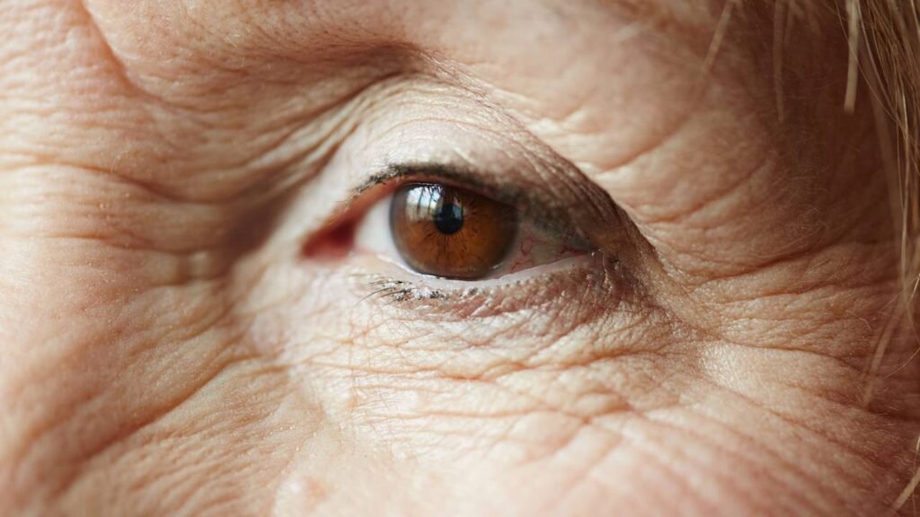 A melhor rotina de banho para idosos acima dos 70 anos