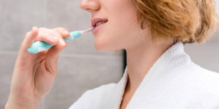 Esses simples erros na escovação podem estar danificando seus dentes
