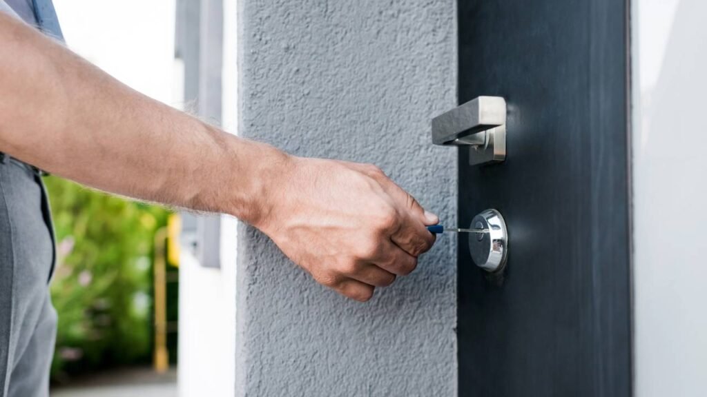 Poucos sabem qual é o propósito de esfregar uma vela em uma fechadura