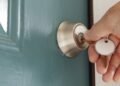 Por que você nunca deve deixar a chave na fechadura à noite, segundo um especialista