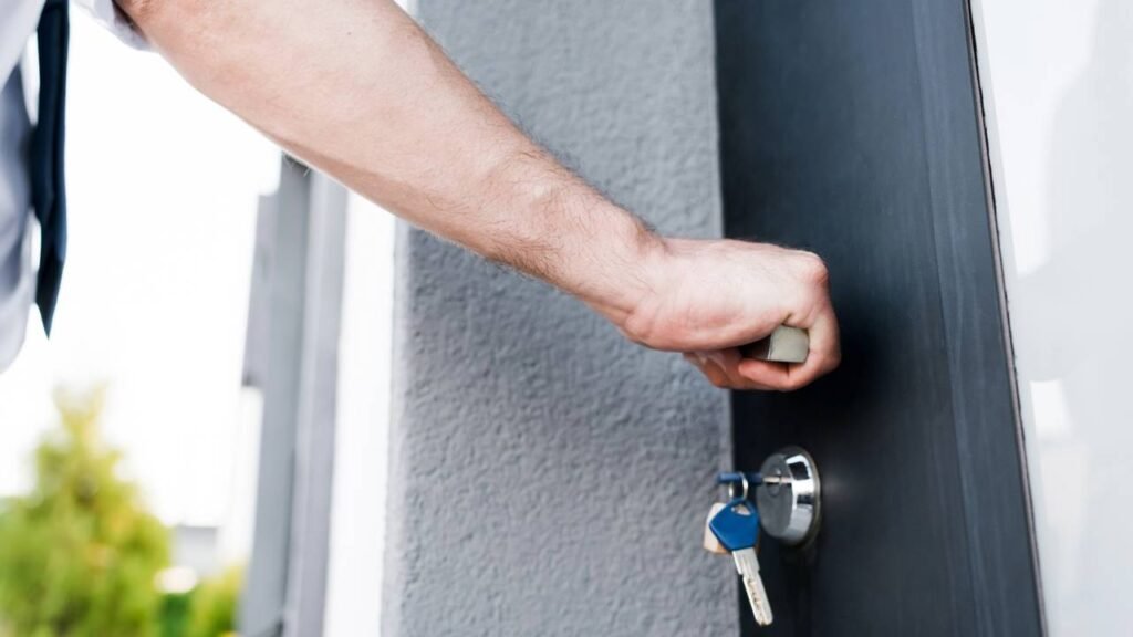 Por que você nunca deve deixar a chave na fechadura à noite, segundo um especialista