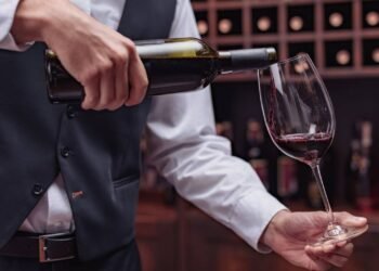 Para que serve o entalhe no na base das garrafas de vinho