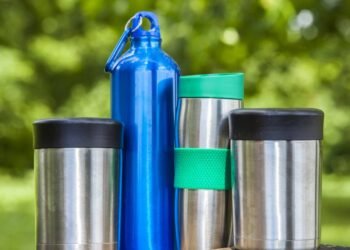 O jeito certo de lavar garrafas reutilizáveis no dia a dia sem usar só água