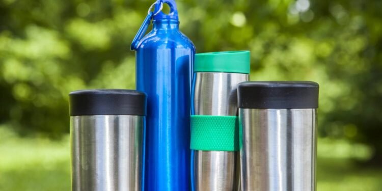 O jeito certo de lavar garrafas reutilizáveis no dia a dia sem usar só água