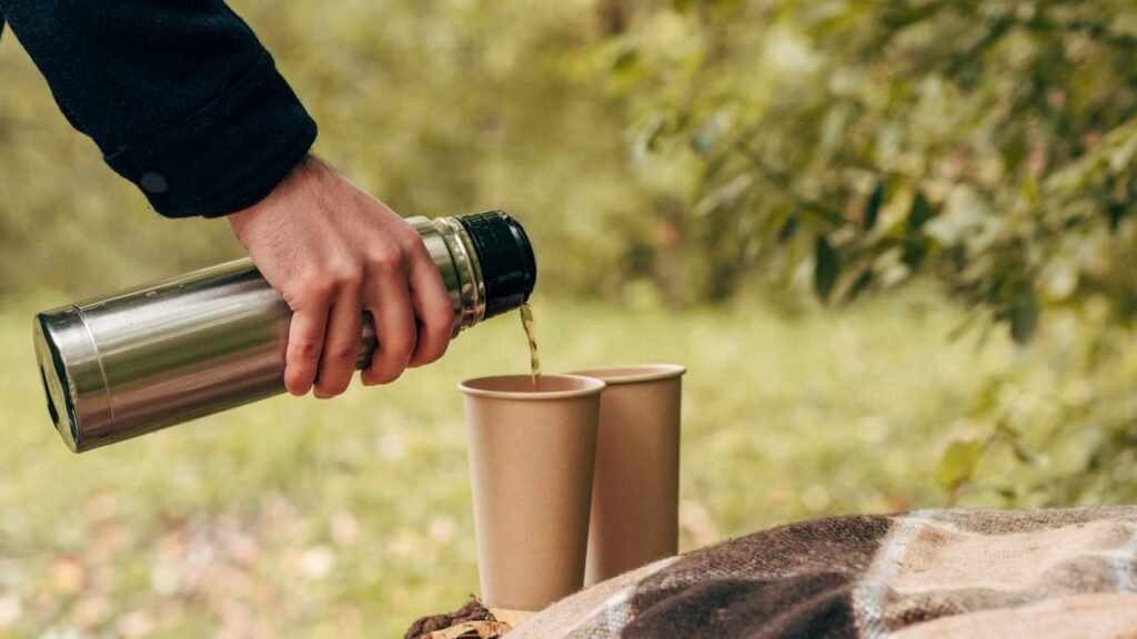 O jeito certo de lavar garrafas reutilizáveis no dia a dia sem usar só água