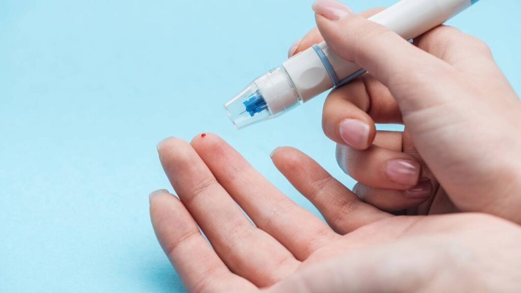 Quais são os 6 alimentos salgados que aumentam o açúcar no sangue e como substituí-los?