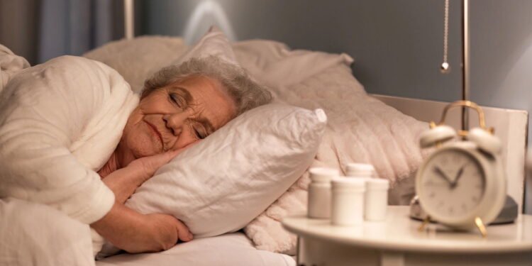 O impacto de dormir apenas 6 horas por noite na saúde do coração de quem tem mais de 60 anos