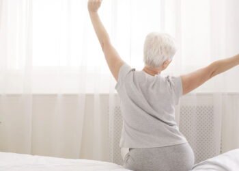 Como alongamentos matinais podem mudar o dia de quem já passou dos 60 anos