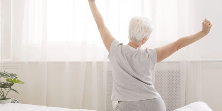 Como alongamentos matinais podem mudar o dia de quem já passou dos 60 anos