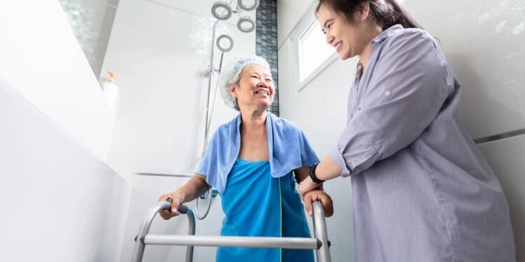 A rotina de banho ideal para idosos que evita queda no banheiro e ainda deixa a pele mais saudável