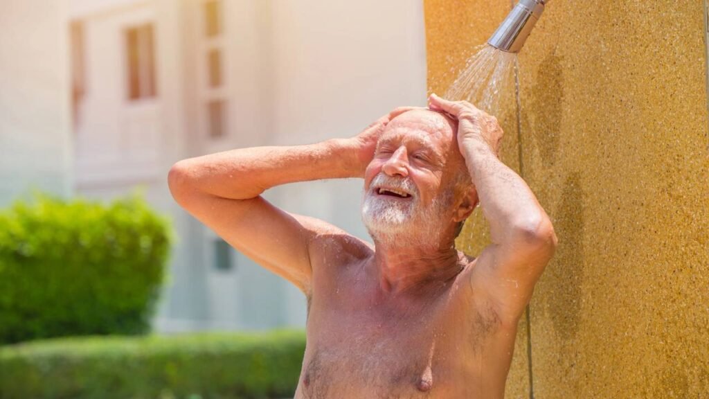 A rotina de banho ideal para idosos que evita queda no banheiro e ainda deixa a pele mais saudável