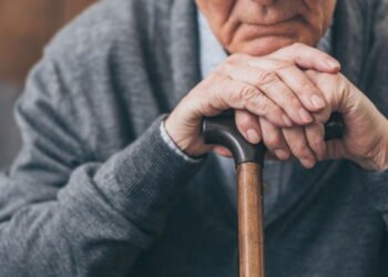 A melhor rotina de banho para idosos que possuem mais de 70 anos