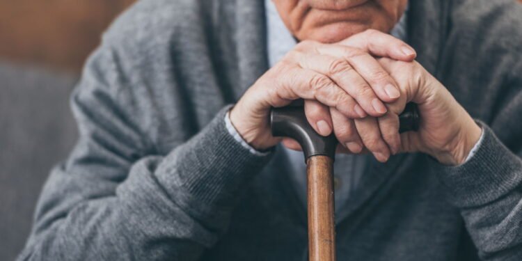 A melhor rotina de banho para idosos que possuem mais de 70 anos