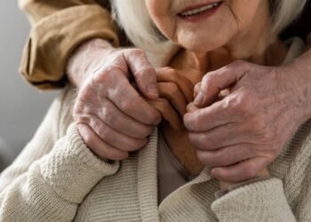 A rotina ideal de banho para idosos com mais de 70 anos