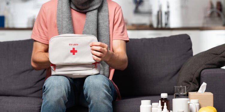 O que precisa estar no seu kit de primeiros socorros de viagem - Créditos: depositphotos.com / IgorVetushko