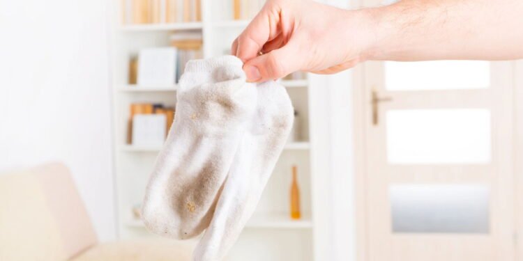 Como lavar meias e tirar as manchas escuras das solas de forma simples