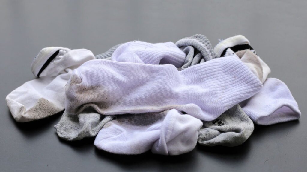 Como lavar meias e tirar as manchas escuras das solas de forma simples