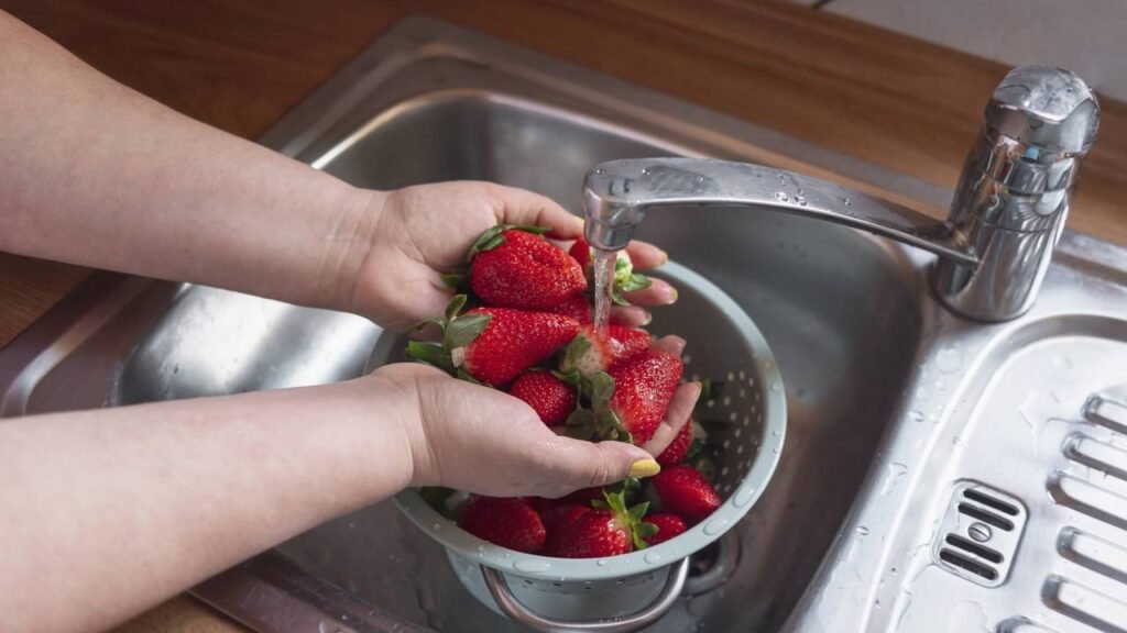 Qual é a maneira correta de remover a sujeira ao lavar morangos