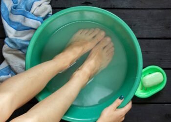 Para que serve lavar os pés com bicarbonato e sal, segundo especialistas