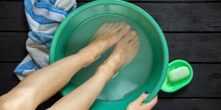 Lavar os pés - Créditos: depositphotos.com / vikabest88@gmail.com