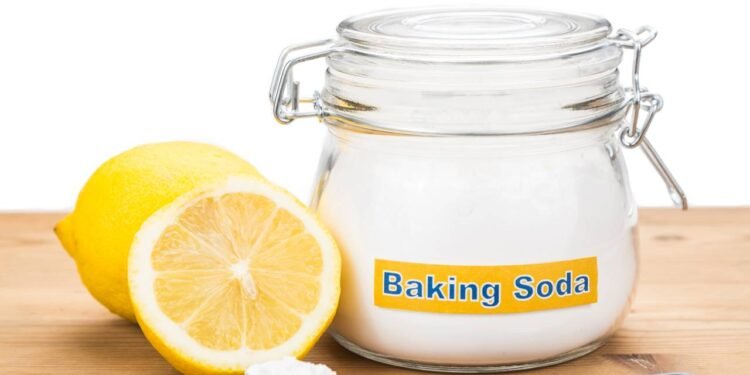 Misturar limão com bicarbonato de sódio cria uma solução útil para limpeza e neutralização de odores. // Créditos: depositphotos.com / Thamkc