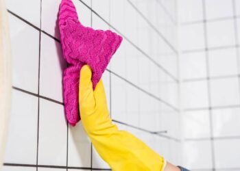 Esses ingredientes caseiros vão limpar seus azulejos em minutos