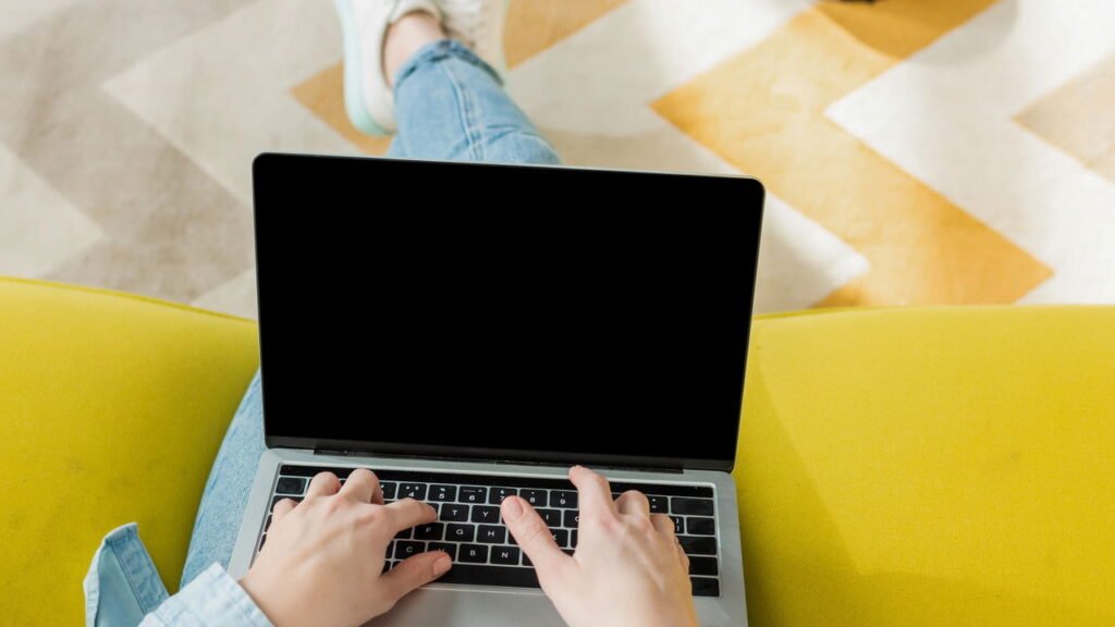 Como limpar a tela do notebook com um truque caseiro e sem danificá-lo