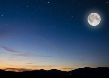 Lua da Colheita 2025: Assista a uma rara superlua de outubro nascer em meio a estrelas cadentes